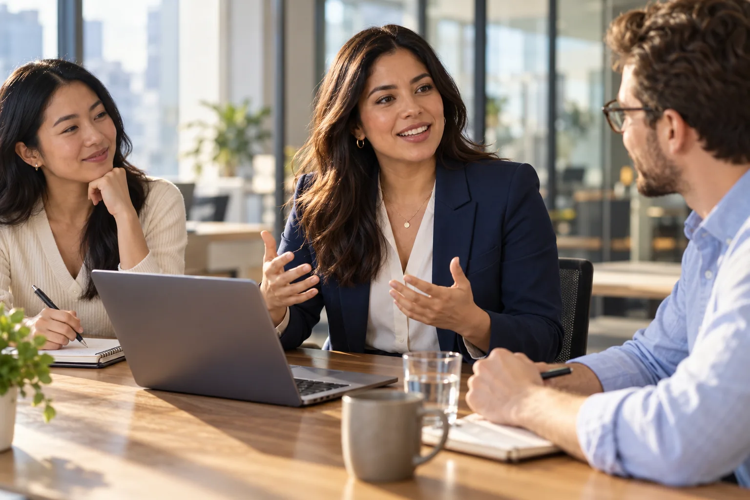 Profesionales intercambian ideas durante una reunión de trabajo